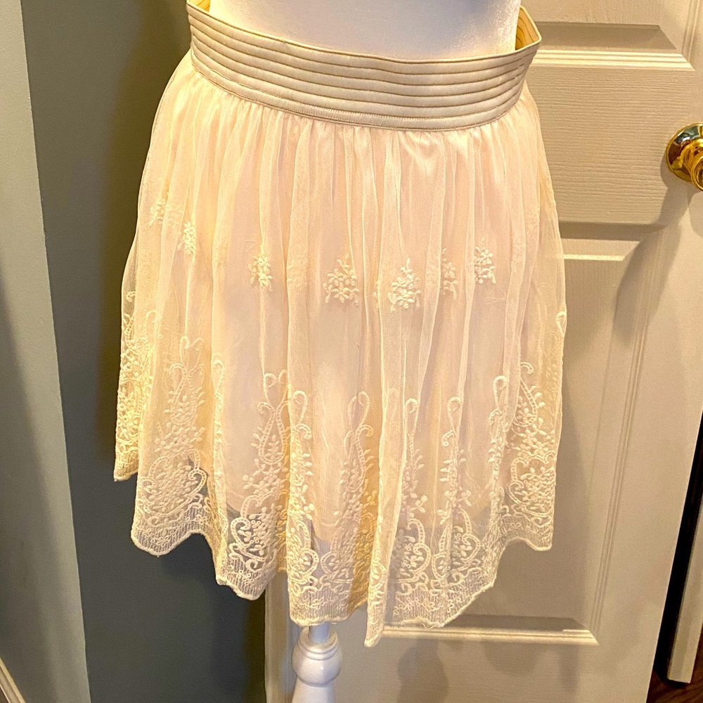Forever 21 lined lace skirt elastic band size L